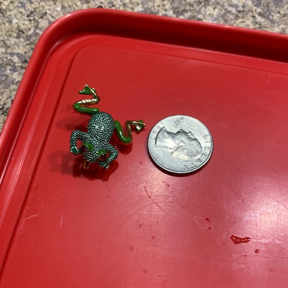 Elegant Green Frog Brooch - Picture 6 of 6